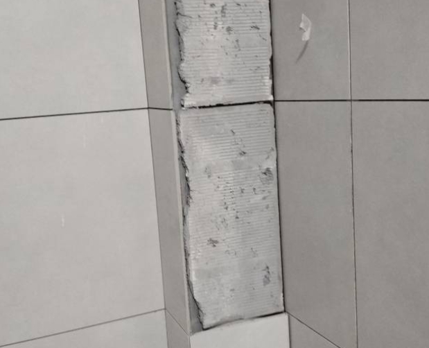 上海市瓷砖空鼓维修公司分享下瓷砖施工前基层浇水润湿程度不足，可能导致以下问题