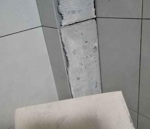 上海市瓷砖空鼓维修公司分享下厨房瓷砖脱落的补救措施。